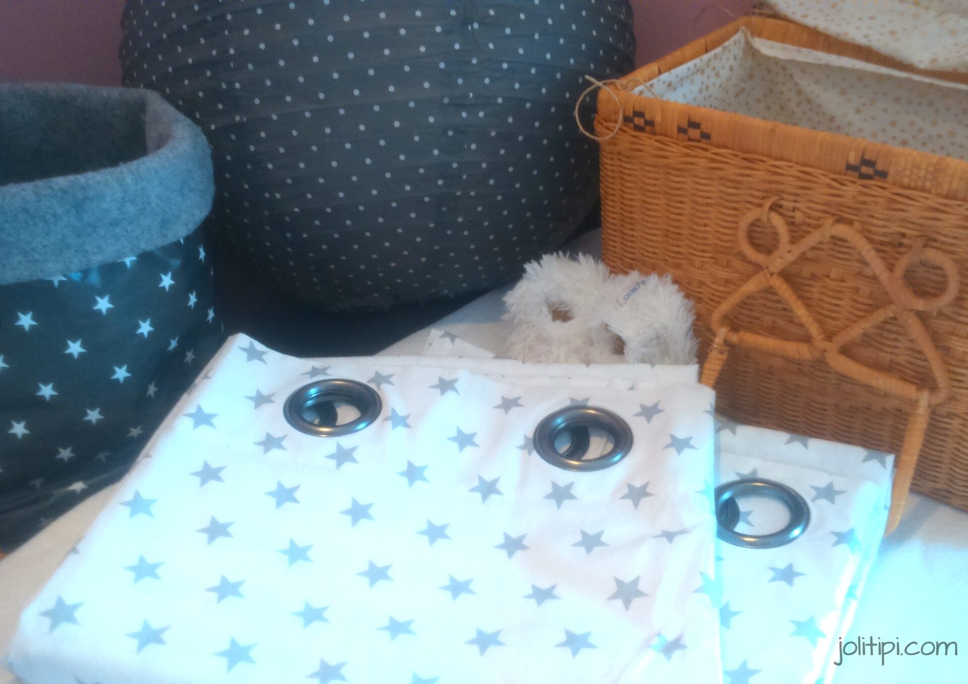 déco-chambre-bébé-étoiles-grises-pois-gris