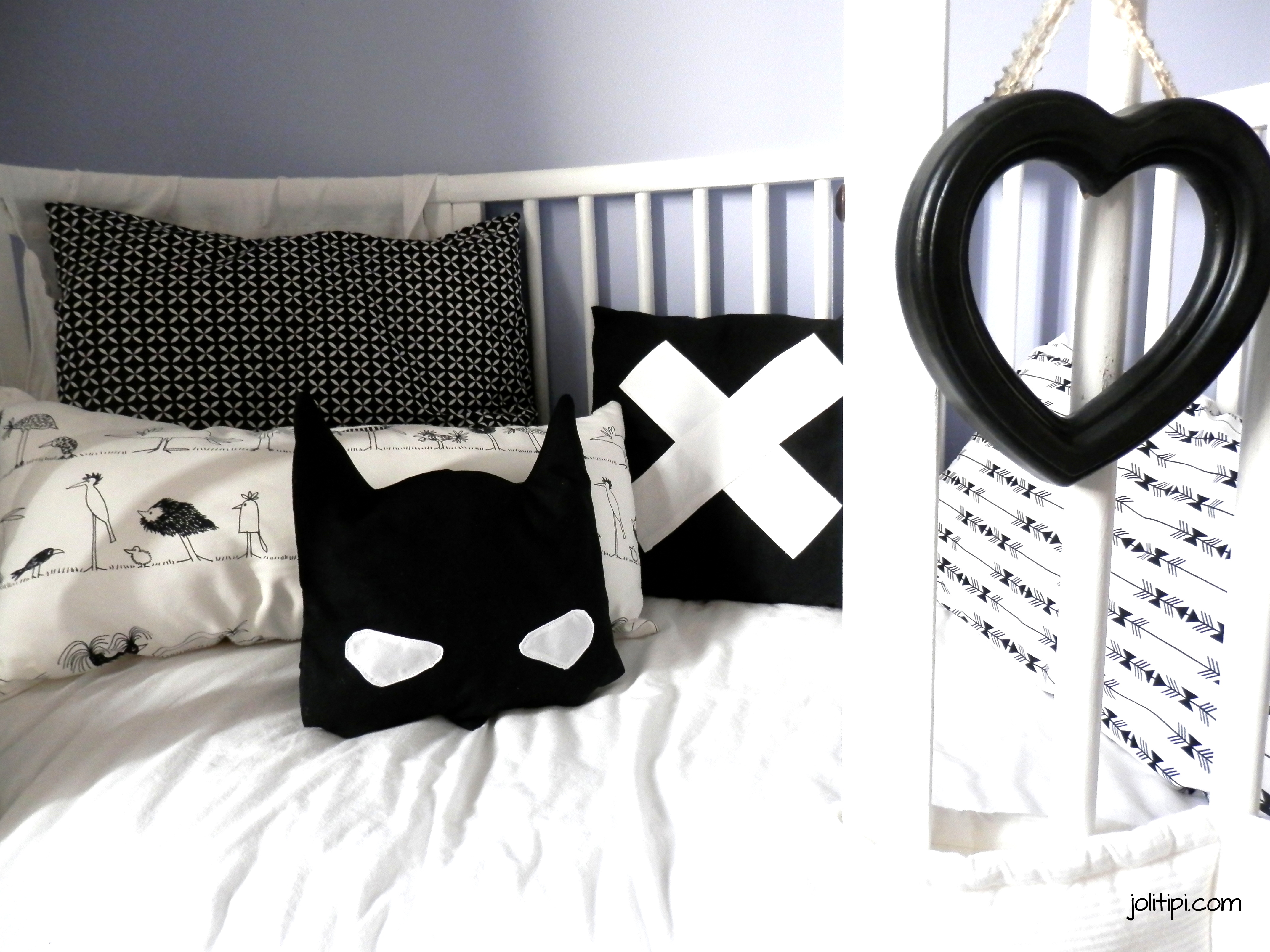 Tutoriels et patrons gratuits pour coussins super héros, coussin croix blanche, taie d'oreiller noir & blanc, déco kid room black & white