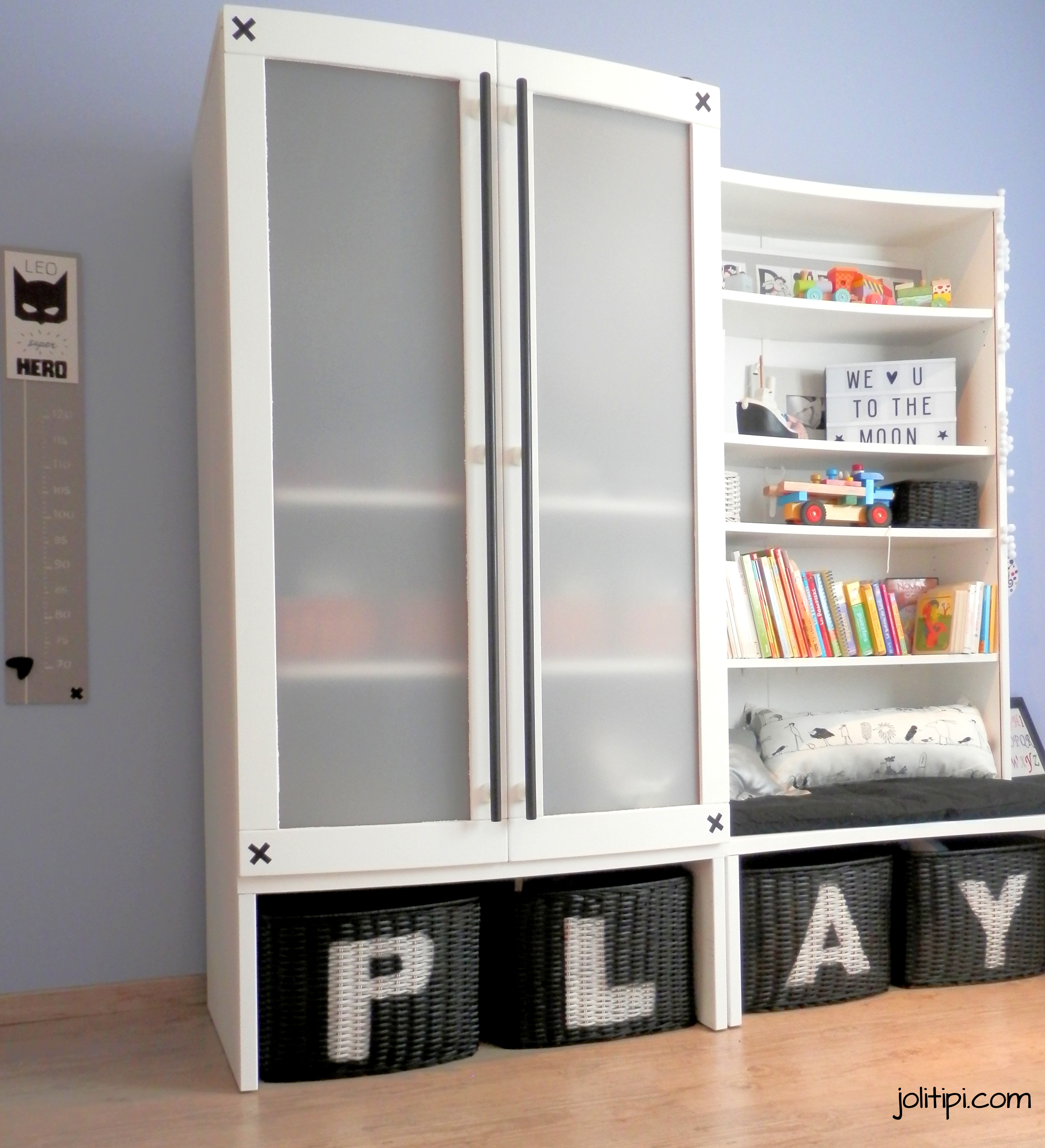 Meubles Stokke blancs, armoire et bibliothèque chambre enfant black and white, décoration de chambre garçon noir et blanc