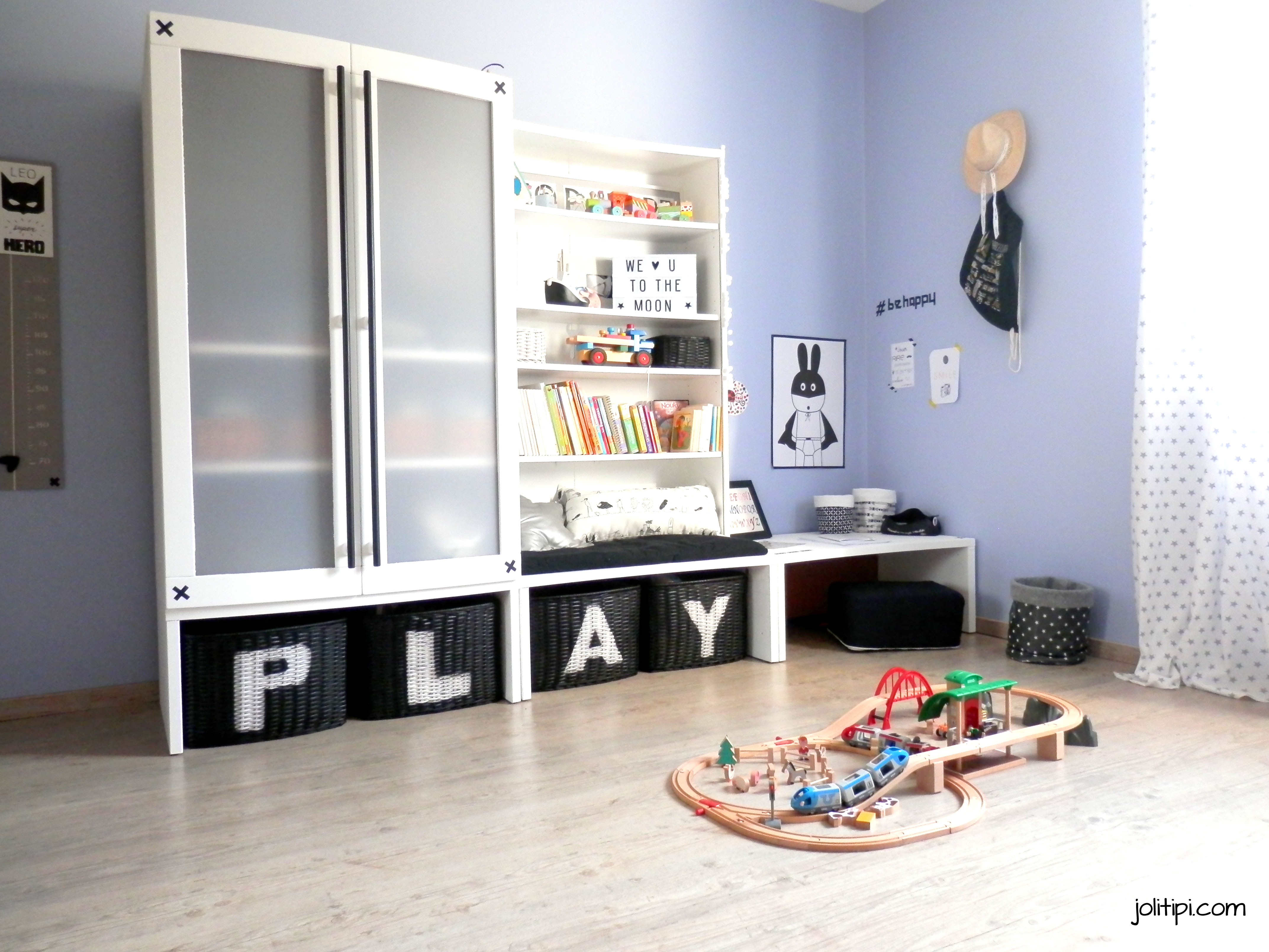 meubles stokke blancs, chambre enfant black and white