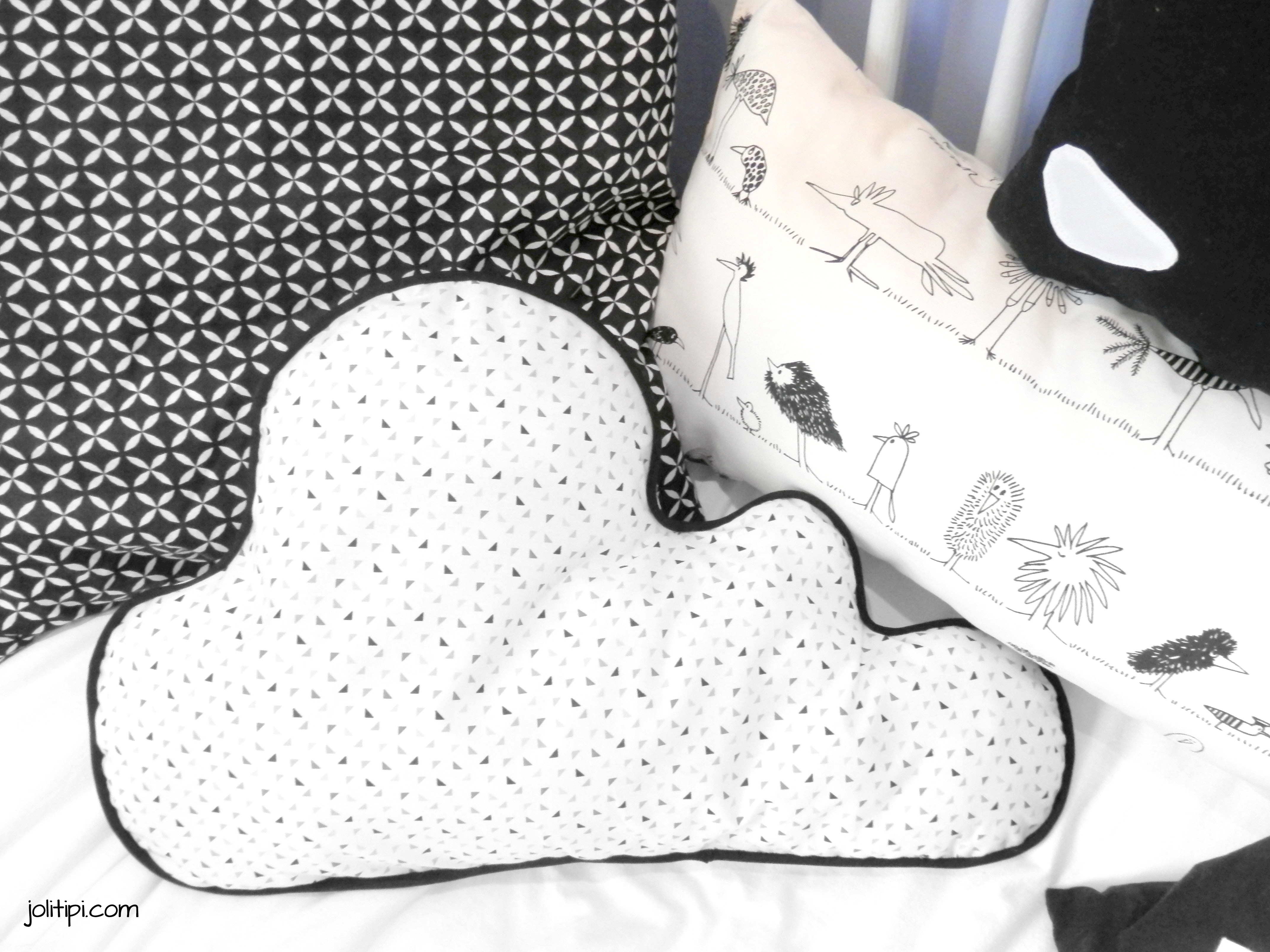 DIY tutoriel vidéo pour apprendre à coudre un coussin nuage passepoilé