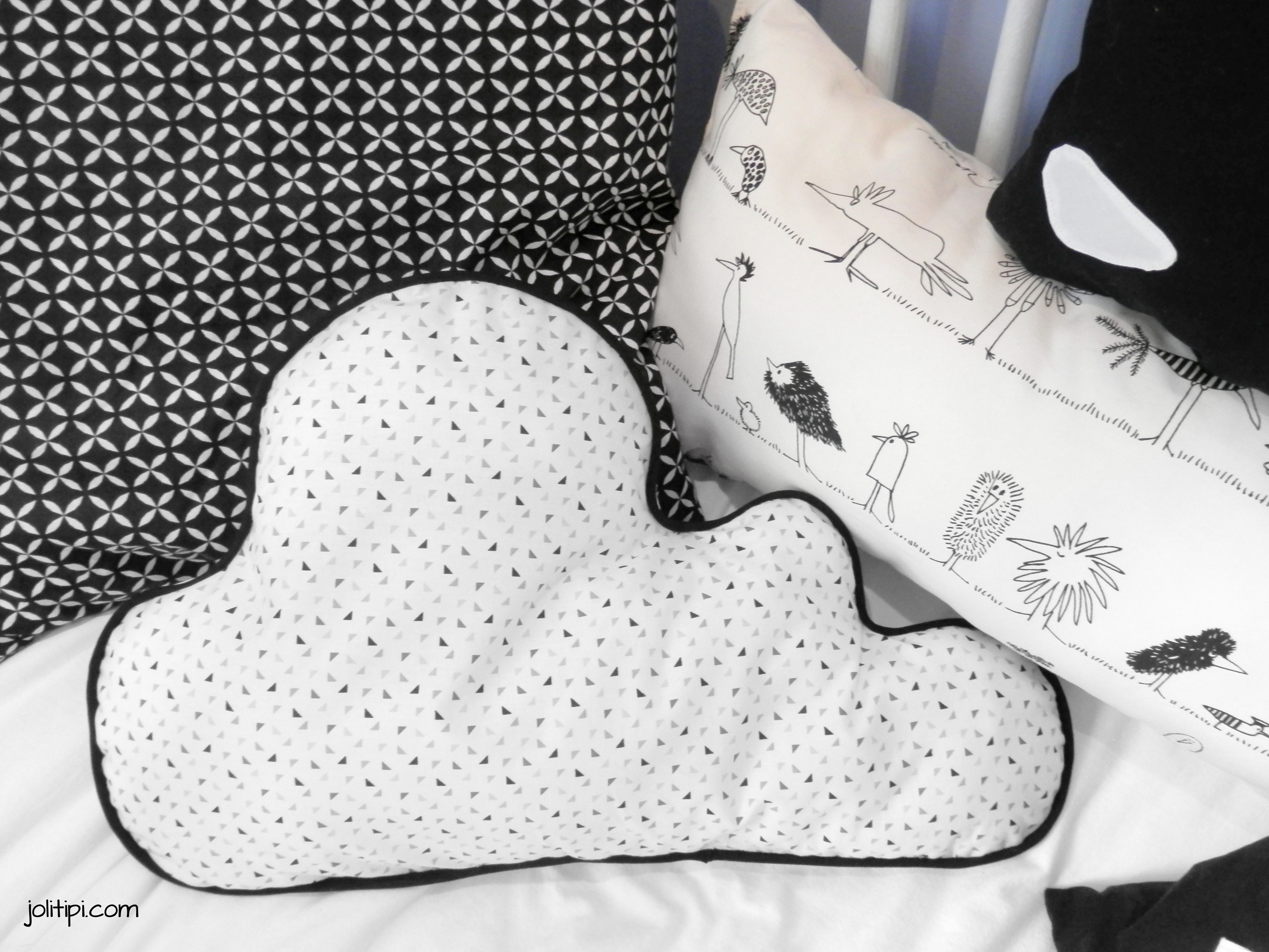 DIY patron et tutoriel gratuit pour fabriquer un coussin nuage avec passepoil noir, motif graphique black & white