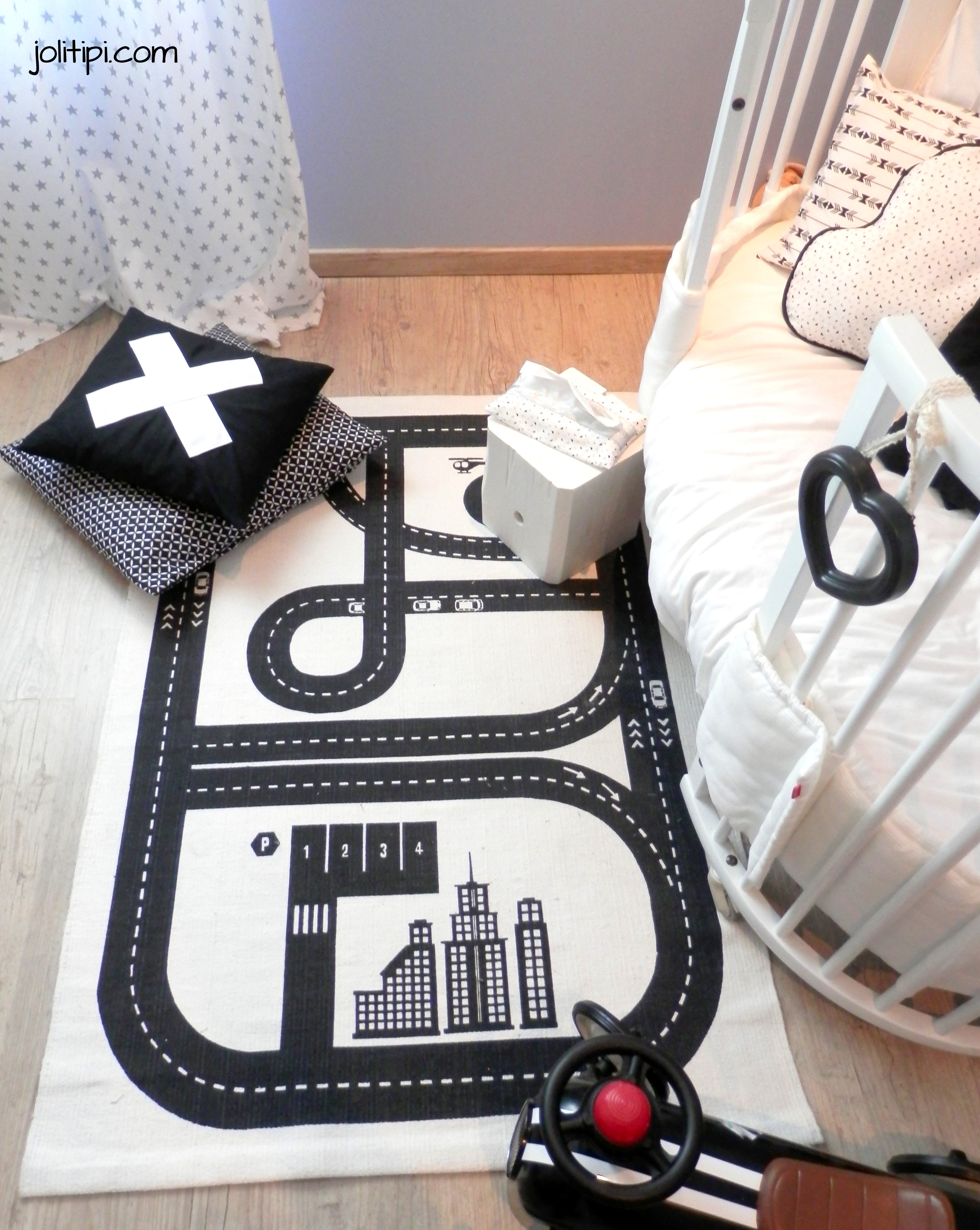 déco chambre enfant black and white, tapis circuit de voiture H&M noir et blanc