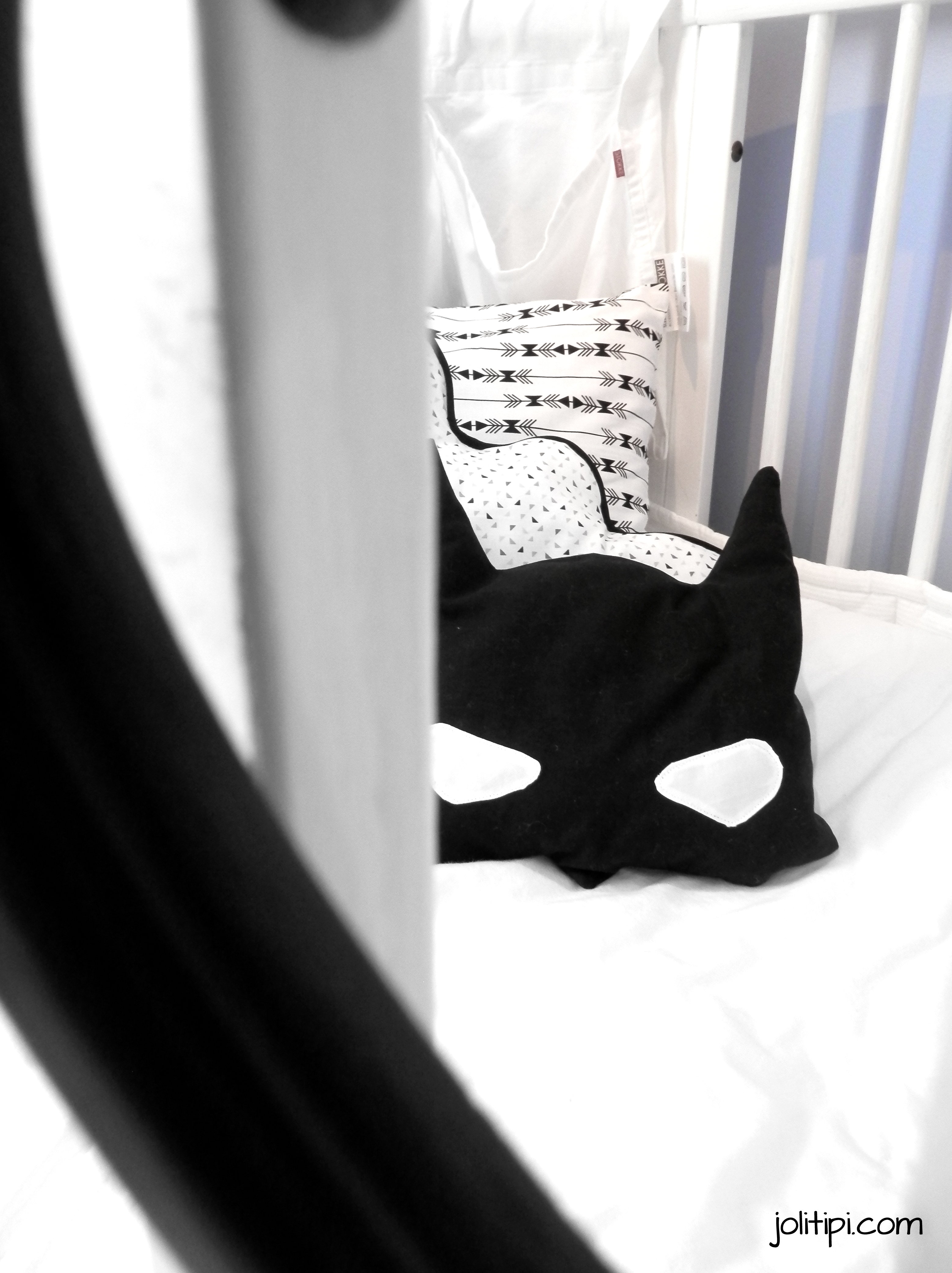  DIY coussin super héros, déco chambre enfant noir et blanc