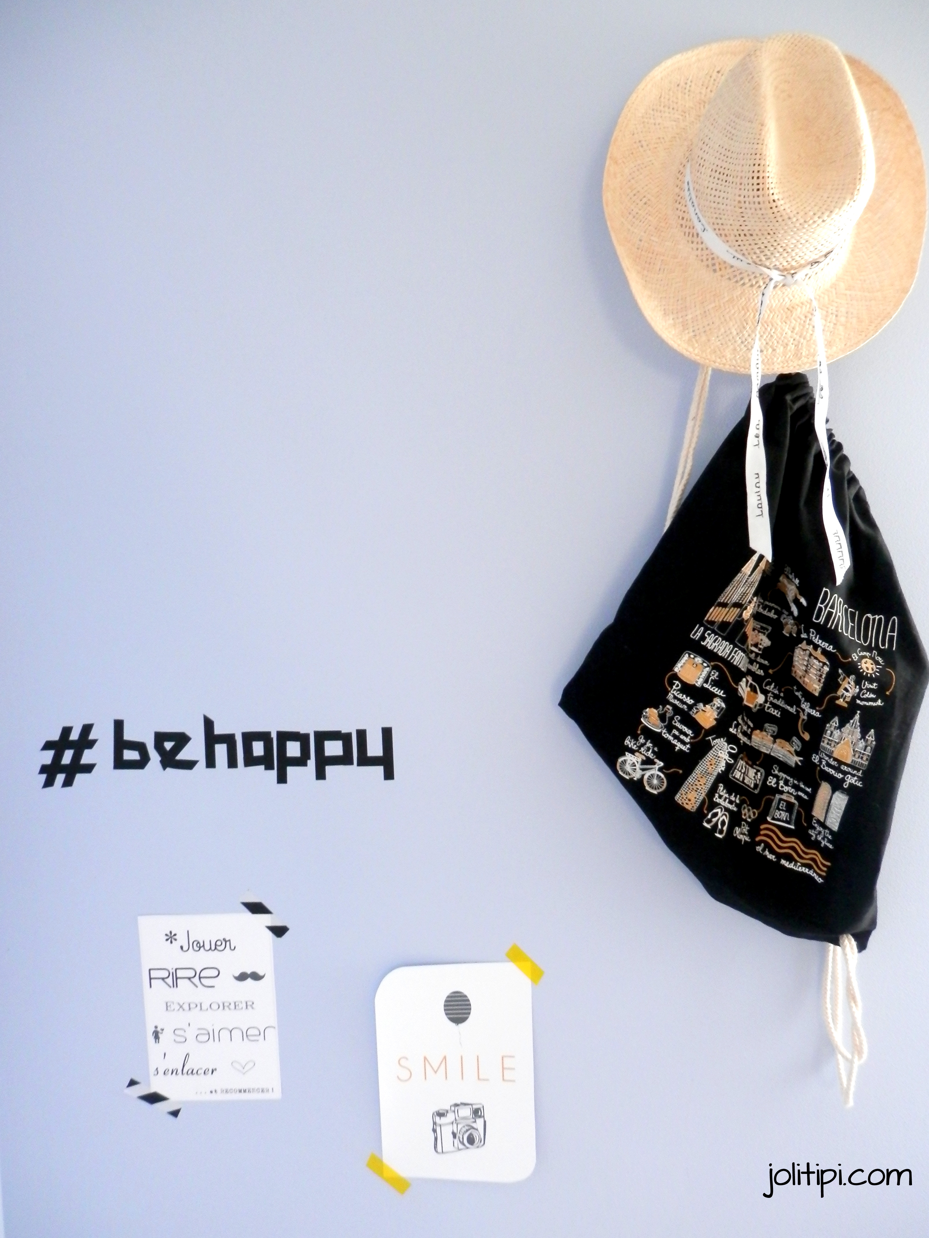 décoration murale pour chambre d'enfant black and white, tote bag noir Barcelona, affiches et décoration masking tape BE HAPPY