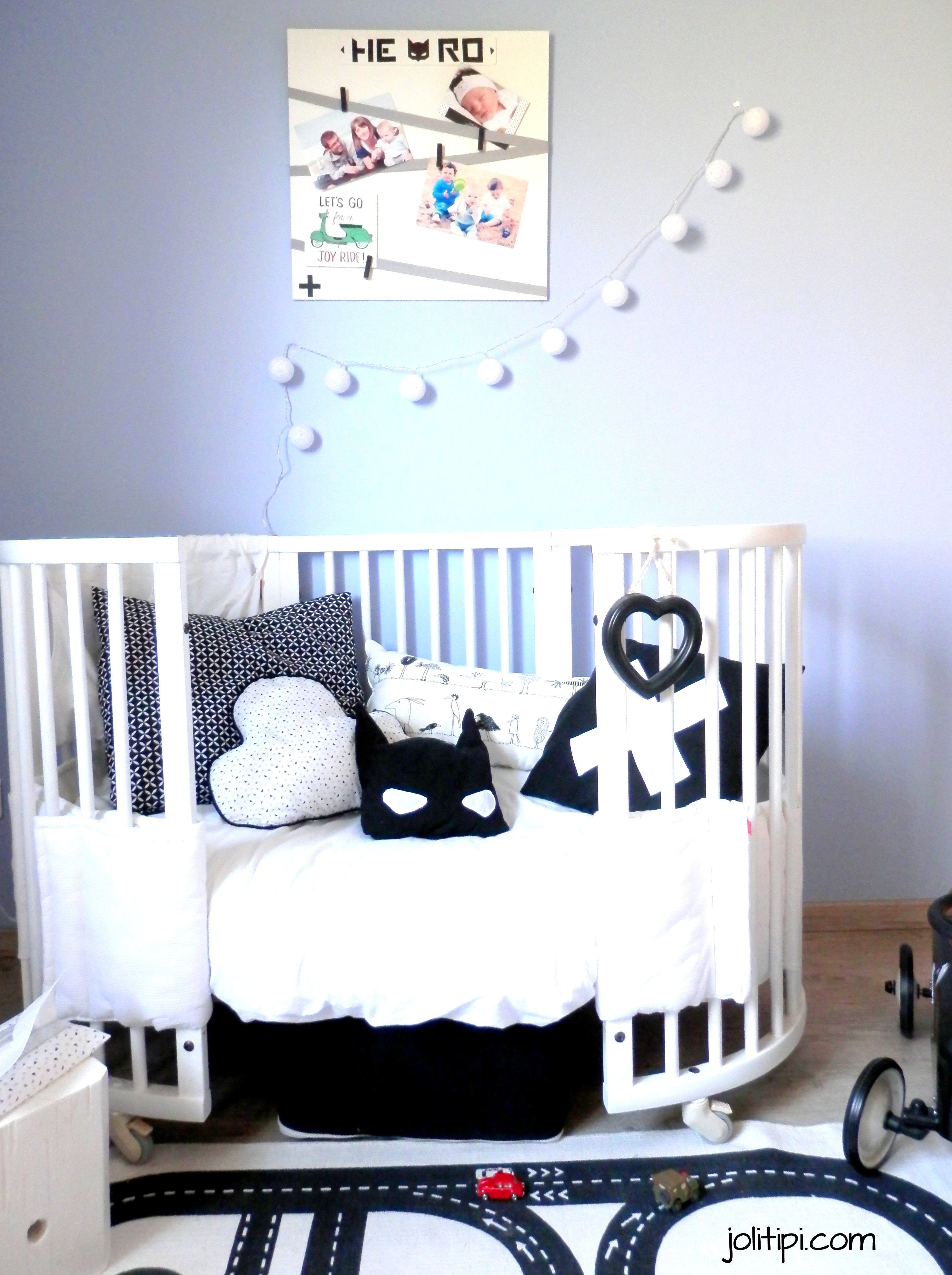 Stokke lit blanc enfant, coussin nuage, coussin super héros, déco chambre enfant noir et blanc, kid room black and white, guirlande lumineuse boules blanches