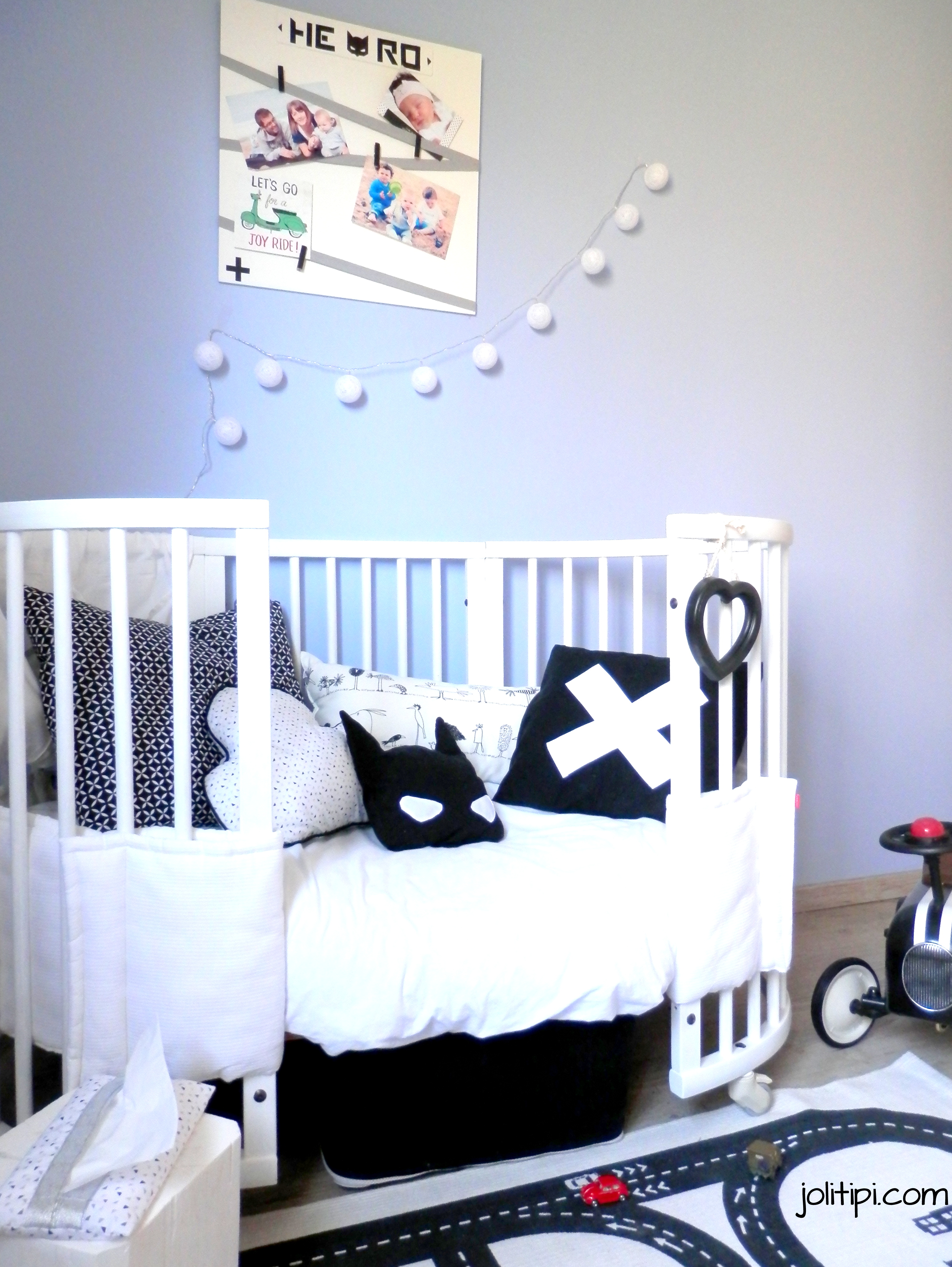 Stokke lit blanc enfant, coussin nuage, coussin super héros, déco chambre enfant noir et blanc, kid room black and white