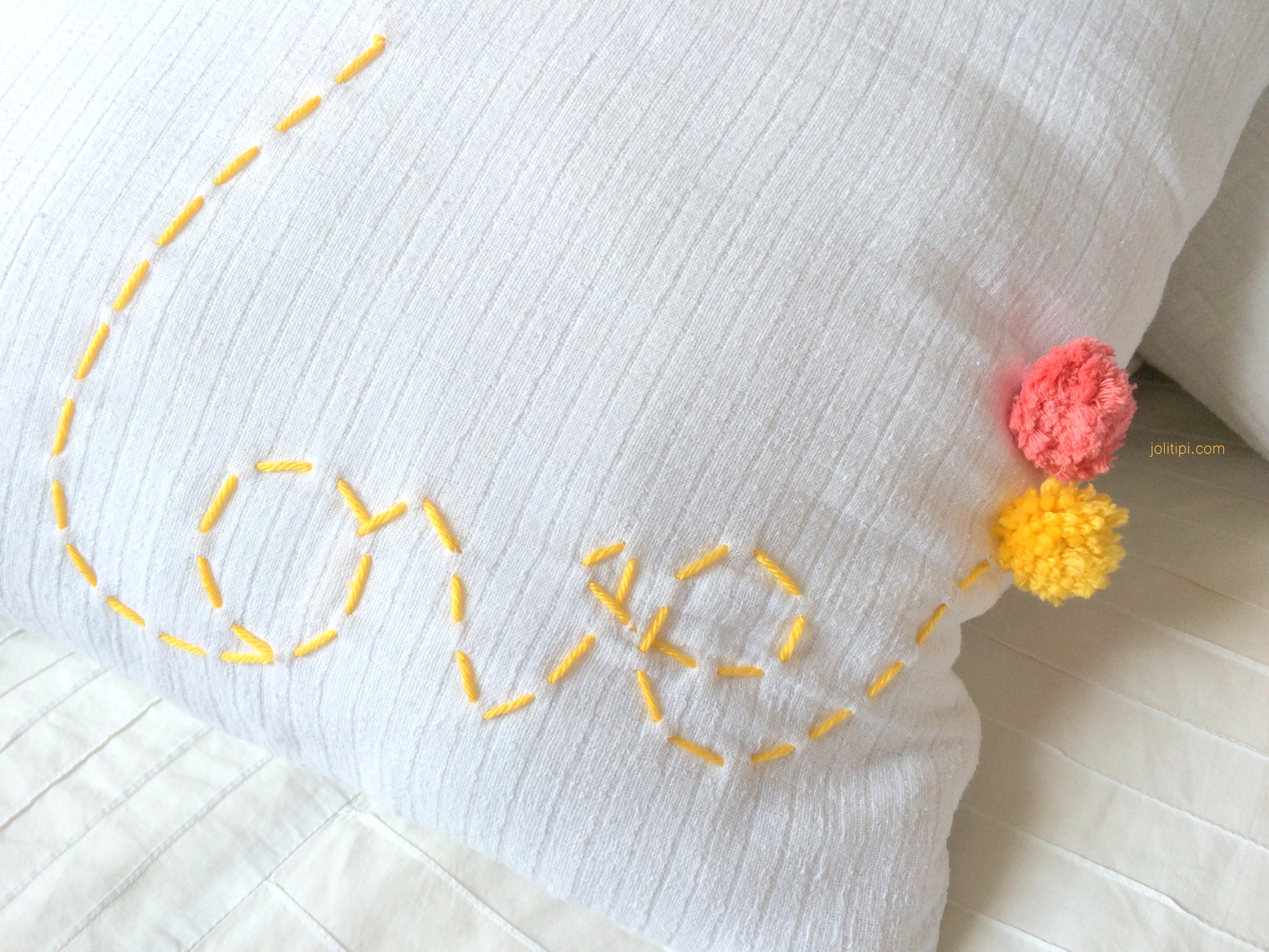 DIY coussin lange brodé et pompons