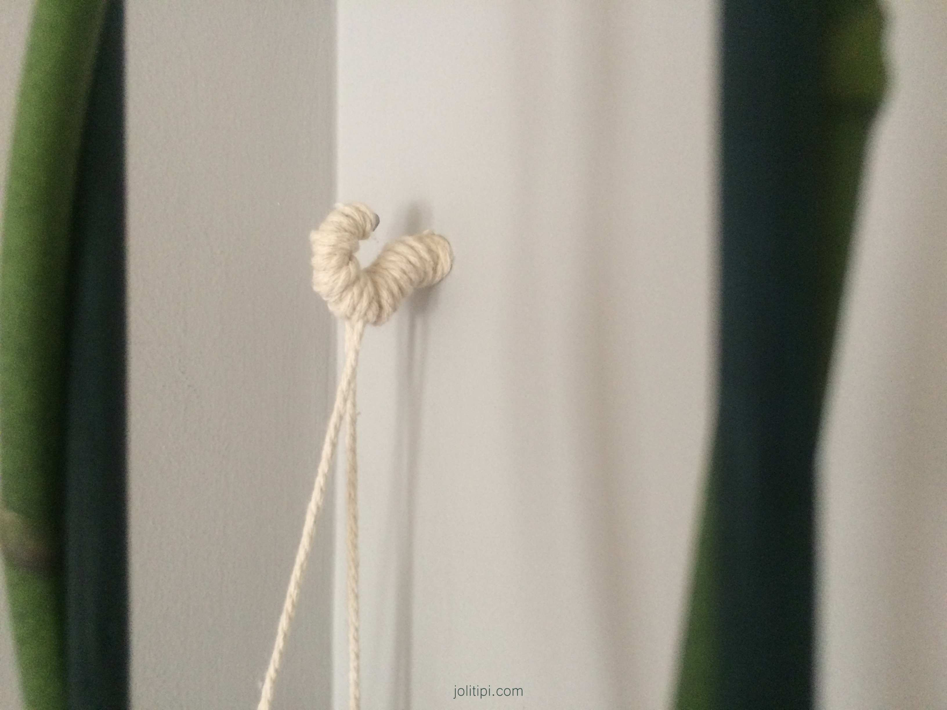 diy-etagere-suspendue-en-bois-habillage-du-crochet-de-fixation