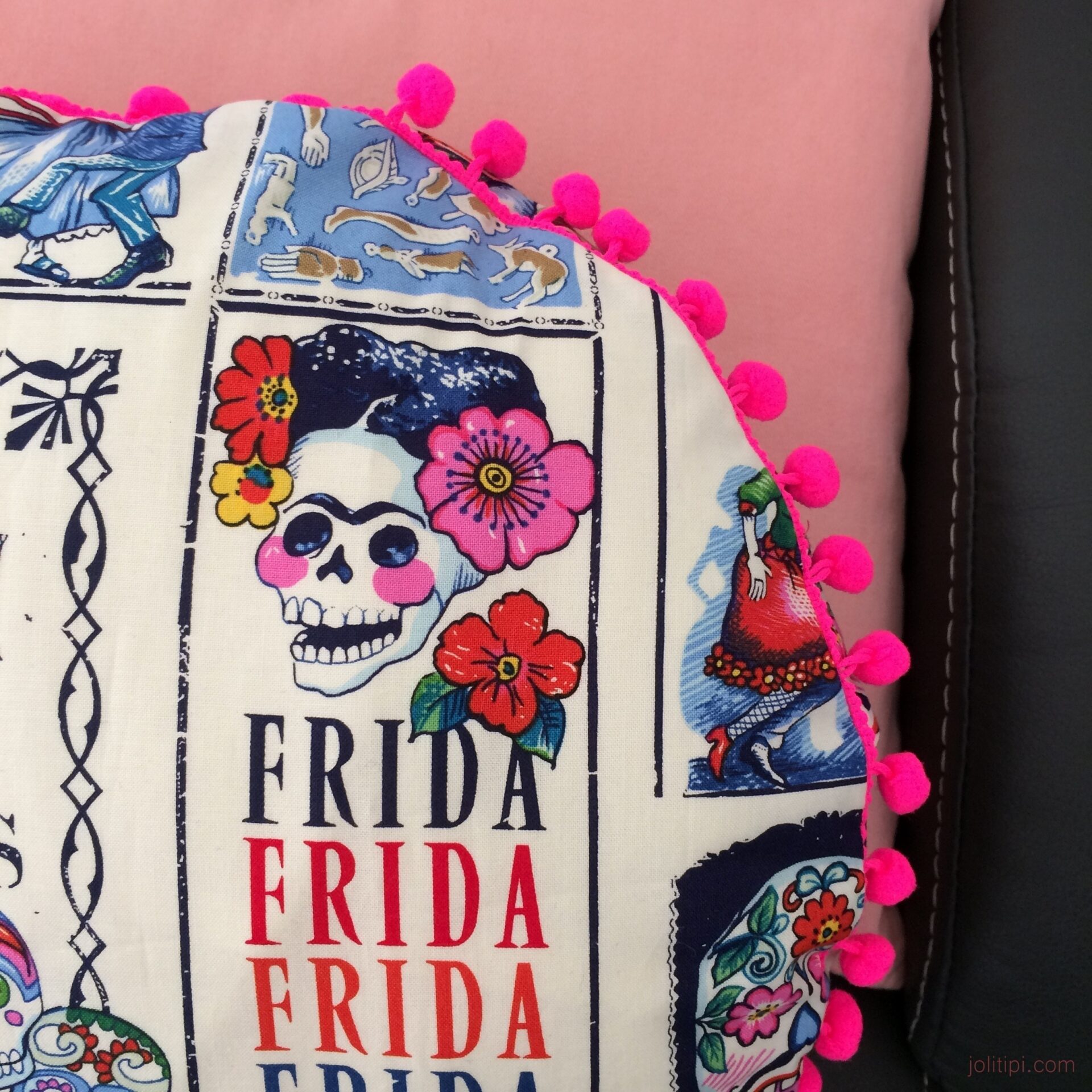 DIY tuto comment coudre un coussin rond Frida Khalo