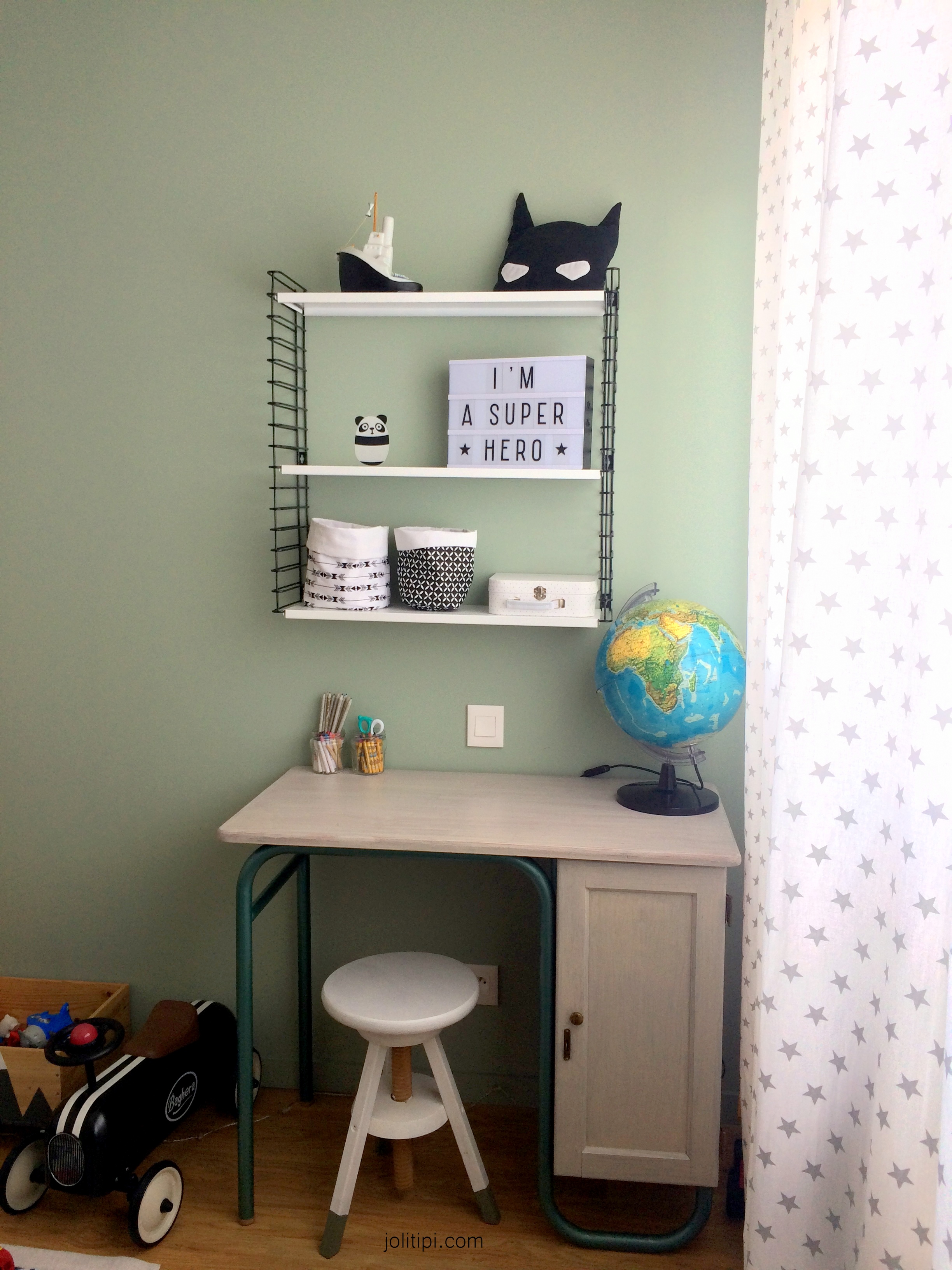 Chambre enfant Étagère métallique modulable noire et blanche et bureau d'école