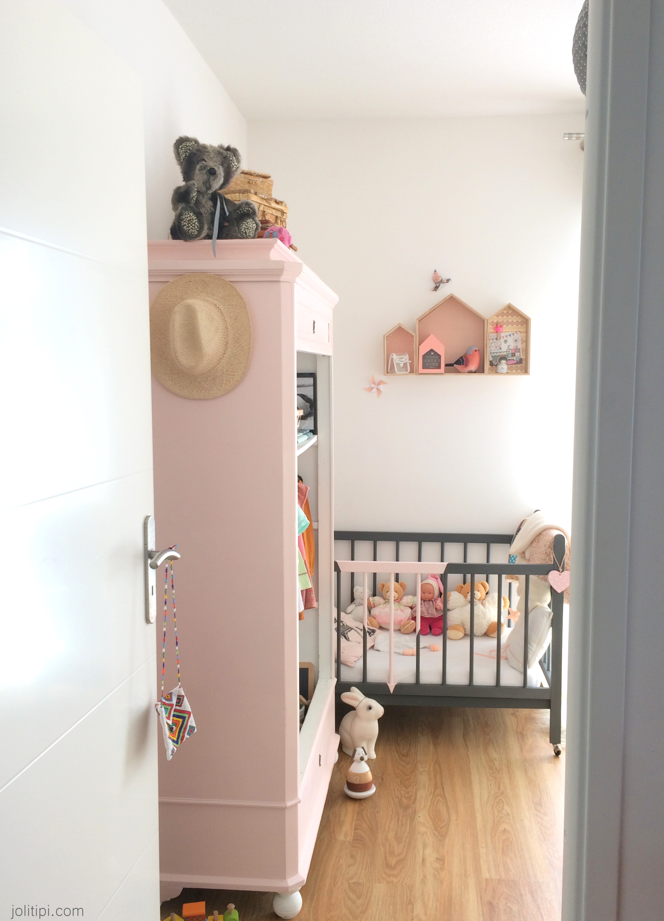 Aménagement chambre petite fille rose pastel bois vintage poétique