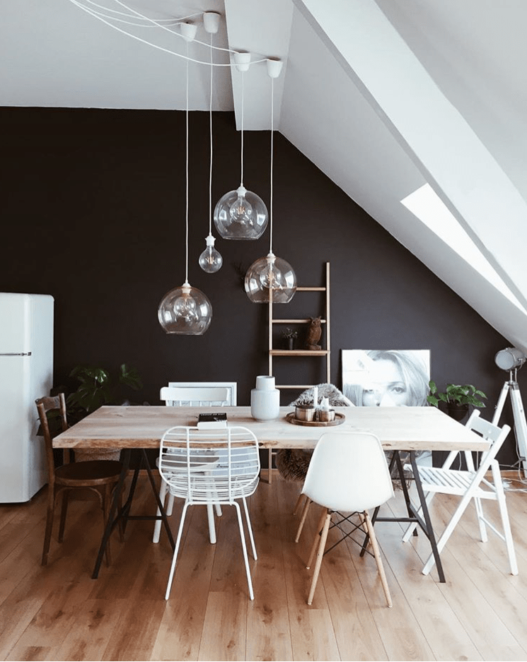 Salle à manger mur noir mat déco bois blanc