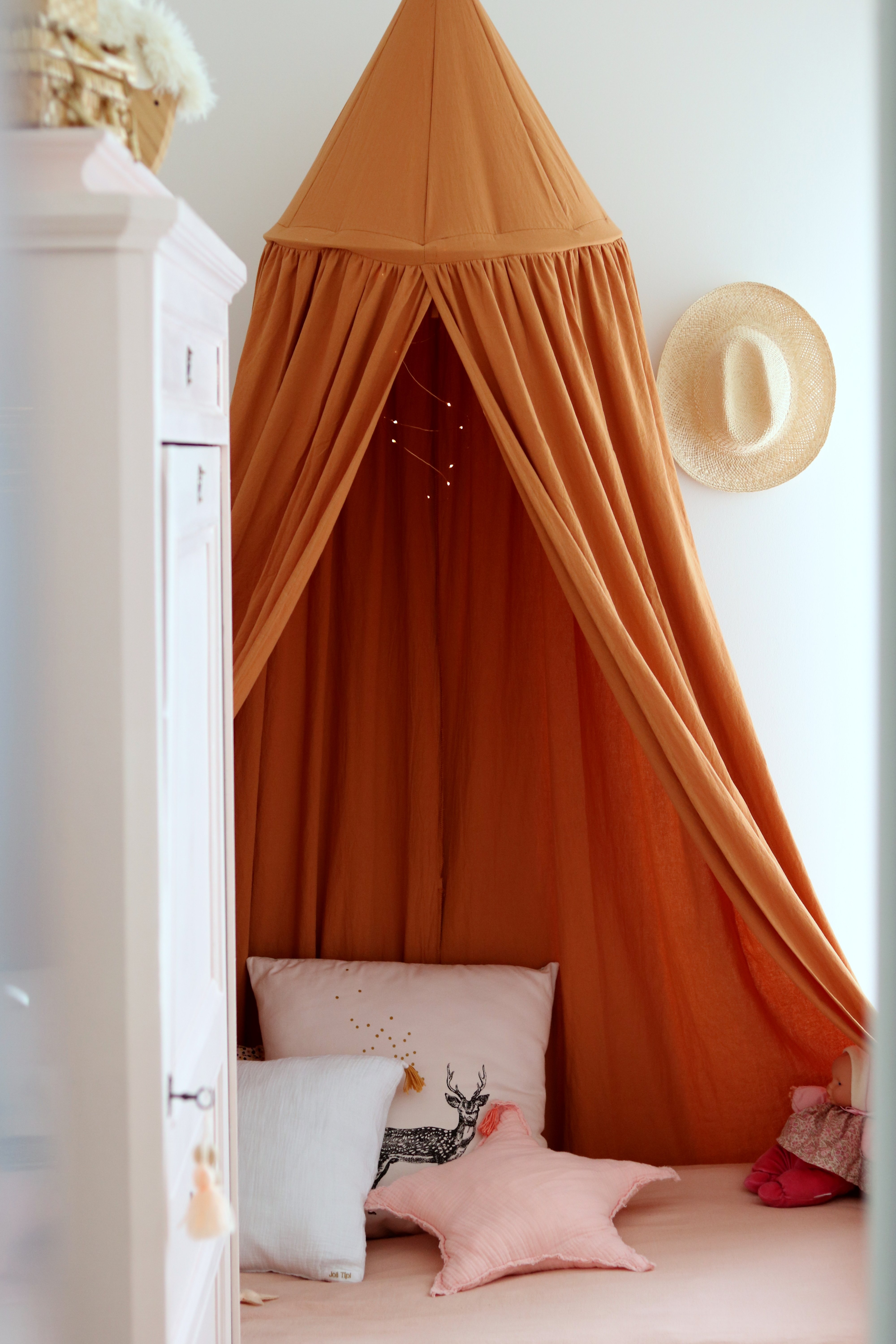 Ciel de lit caramel chambre fille