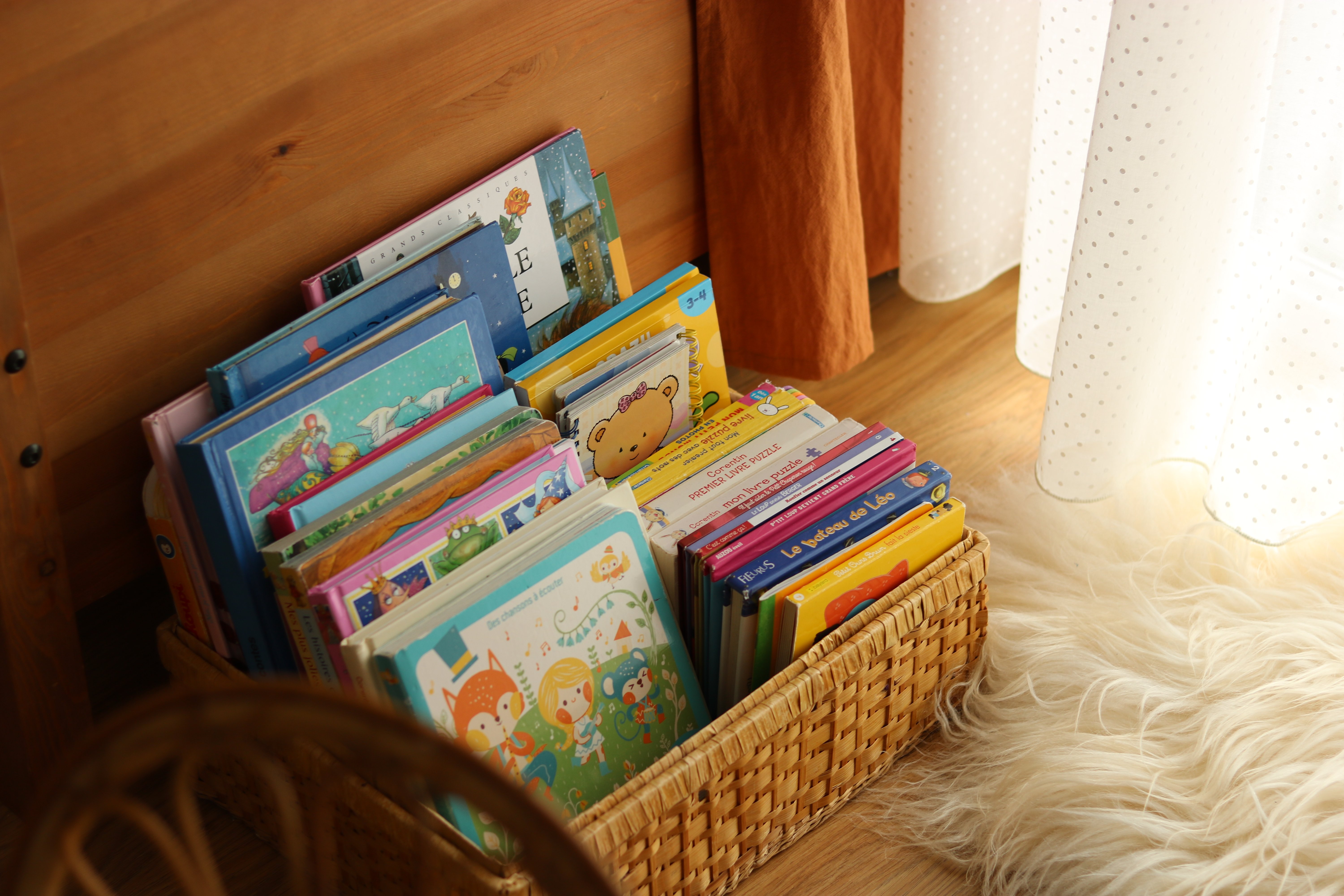 Malle en osier range livres d'enfants