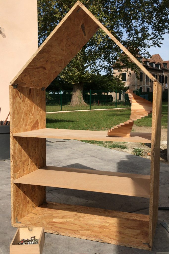 fabriquer une maison de poupées en bois