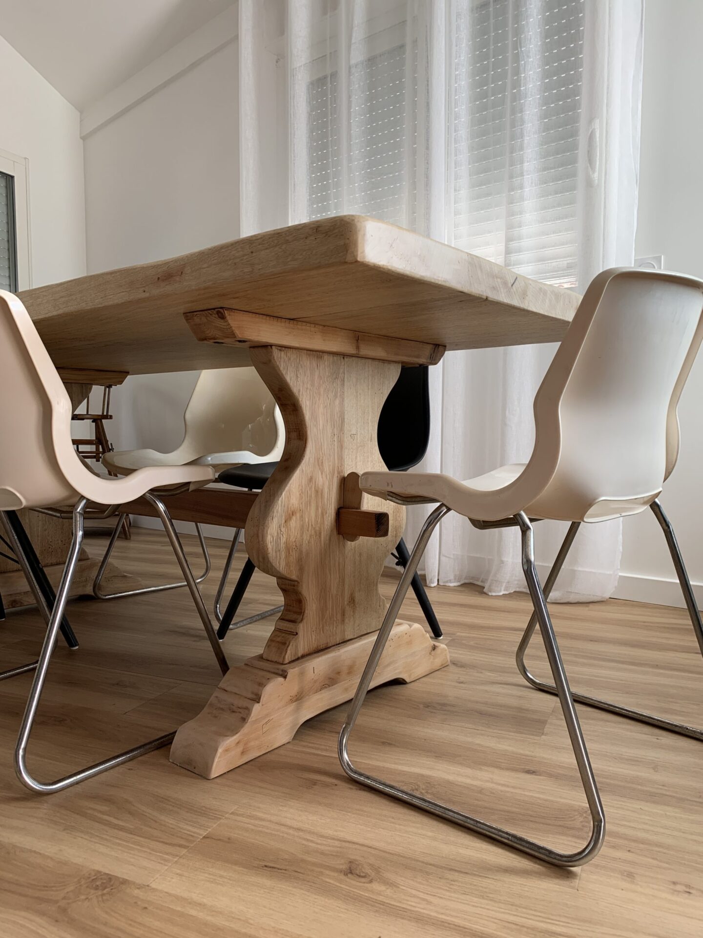 Table et chaises anciennes vintage