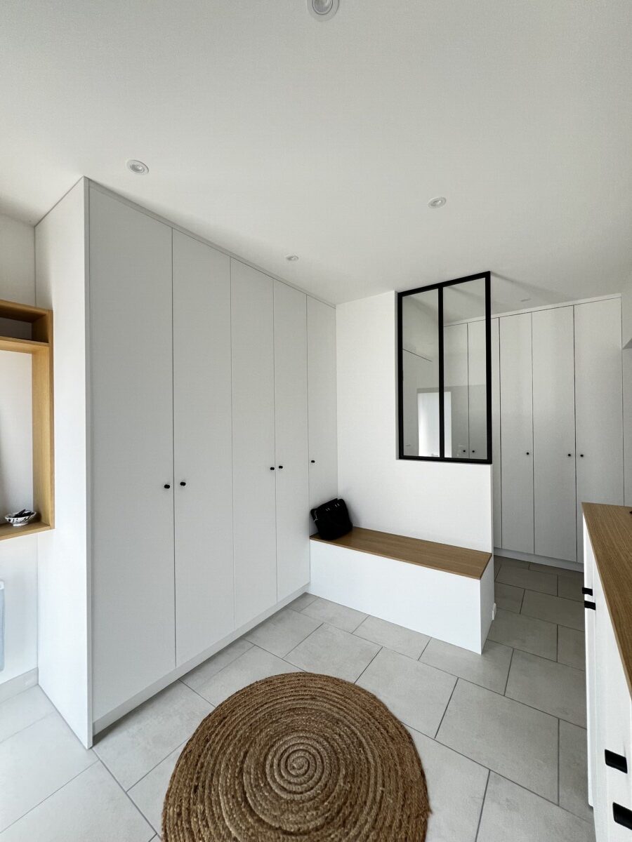 avant après entrée maison optimisée rangement sur mesure dressing