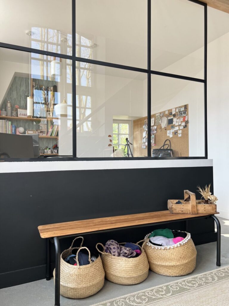 Entrée de maison miroir verrière banc école