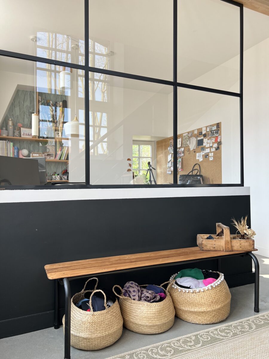 Entrée de maison miroir verrière banc école