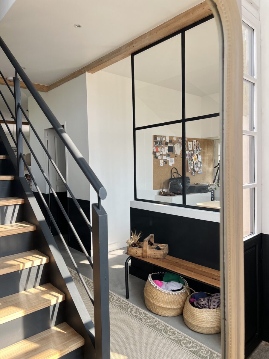 Entrée de maison miroir verrière escalier